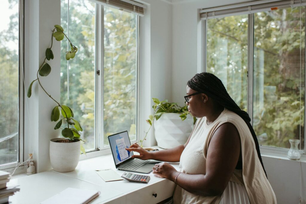 Woman working on her laptop: online business that pays daily​